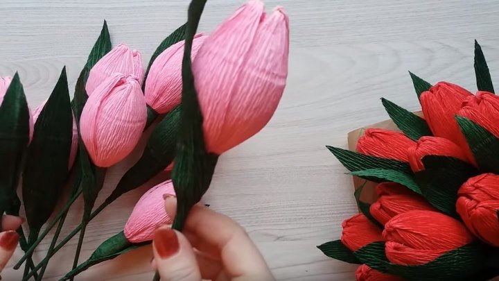 Делаем тюльпаны из гофрированной бумаги с конфетой внутри!!!