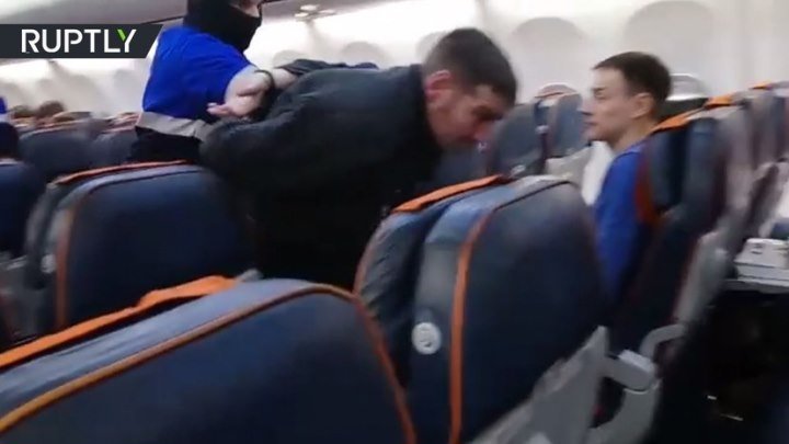 «Непонятно что творится»: видео из салона захваченного самолёта, который совершил посадку в Ханты-Мансийске