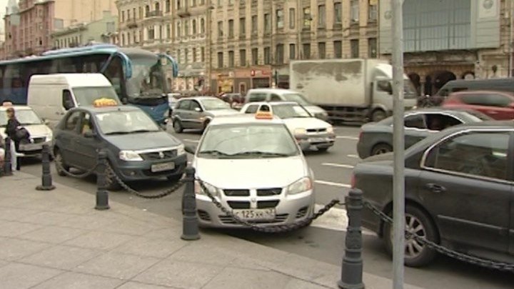 Депутаты предложили взять петербургских таксистов под контроль