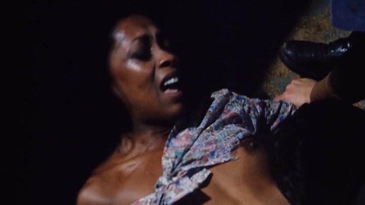 сексуальное насилие(изнасилование,rape) из фильма: Klansman(Человек клана) - 1974 год, Лола Фалана