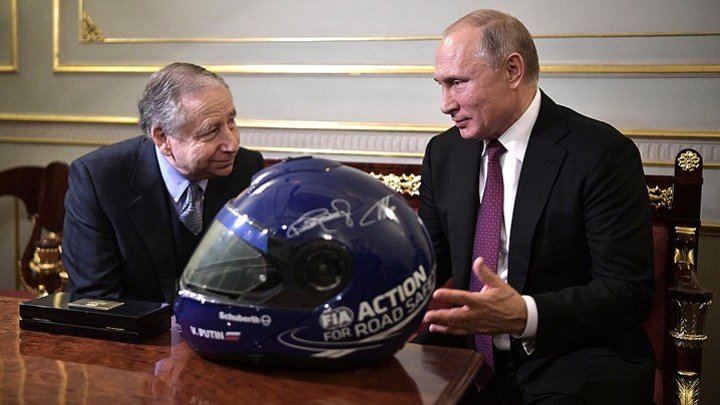 Путину в Петербурге подарили гоночный шлем с его именем
