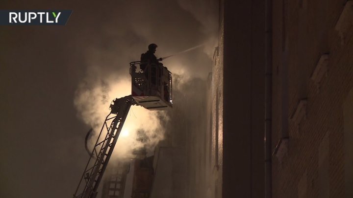 Видео с места крупного пожара в центре Москвы, где погибли шесть человек
