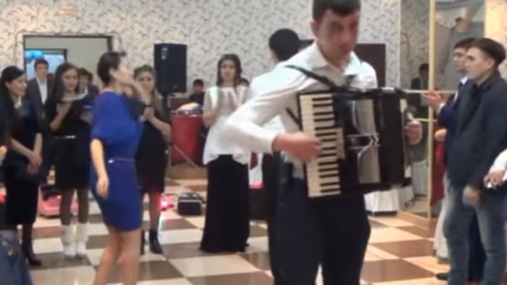 Что он вытворяет на инструменте! Казахи танцуют лезгинку! Просто супер!!!