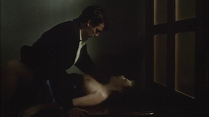 сексуальное насилие(принуждение, изнасилования,rape) из фильма: La signora della notte(Ночная женщина) - 1986 год, Серена Гранди