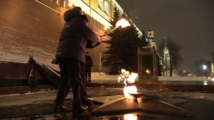 Вечный огонь 51 год горит у Кремлевских стен. Ветер, дождь и снег не могут