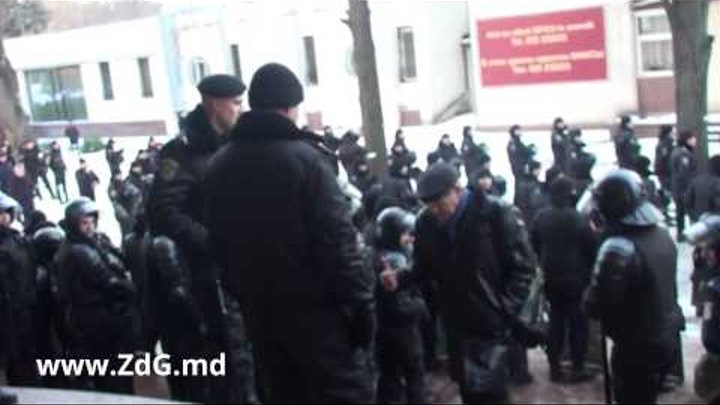 Îl huiduiesc și aruncă cu bulgări de zăpadă în Mihai Ghimpu Îl huiduiesc și aruncă cu bulgări de zăpadă în Mihai Ghimpu