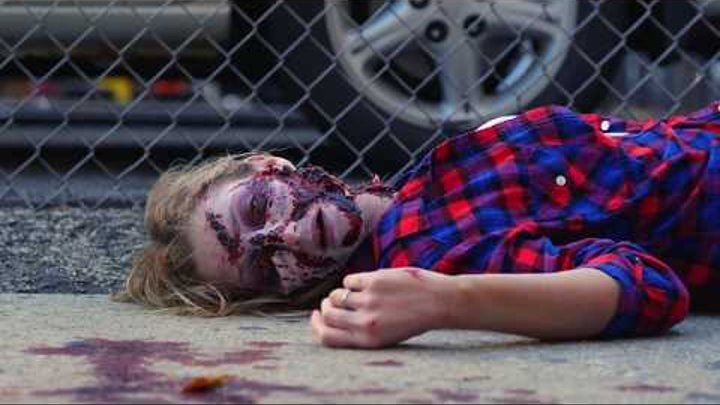Оживший мертвец испугал прохожих | Zombie Dead Girl Prank