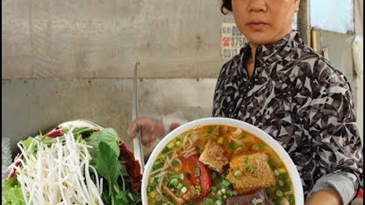 Bún riêu cua chan chứa gạch, giá 24k ngày bán hàng trăm kg bún ở Sài Gòn