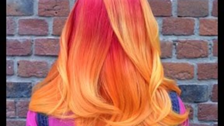 Сложное цветное окрашивание волос омбре с плавным переходом цвета