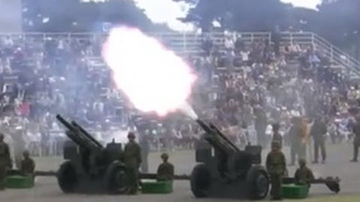 Tchaikovsky "1812 Overture" with 105mm Cannons 20101017 (2/2) Tchaikovsky "1812 Overture" with 105mm Cannons 20101017 (2/2)