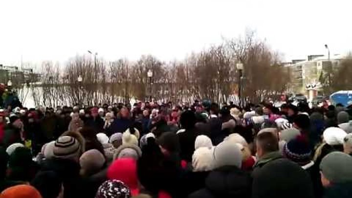 Жители Воркуты отчитали главу Коми С.Гапликова на центральной площади