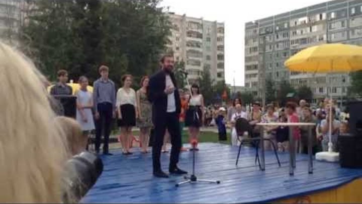 Константин Хабенский читает стихи в казанском дворе