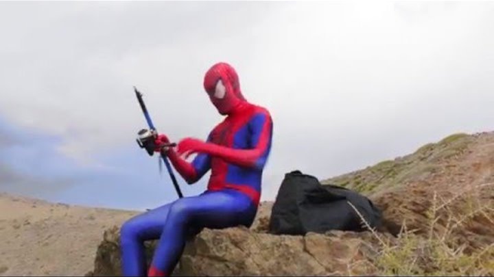 Человек паук против Халка - Игрушки человека паука на рыбалке- Смешное супергеройское кино
