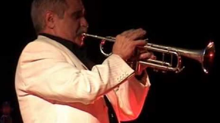 Джина играет соло на его трубе Джина играет соло на его трубе