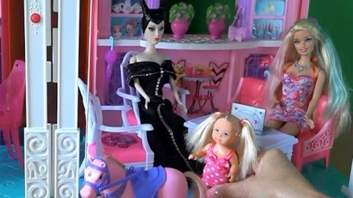 Сериал с куклами Барби, Малефисента в гостях в доме Барби, Челси красит гриву игрушечной пони