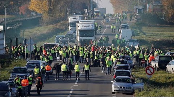 Video | Fransa'da akaryakıt zammına dev protesto: 2 bin noktada 283 bin eylemci смотреть онлайн Video | Fransa'da akaryakıt zammına dev protesto: 2 bin noktada 283 bin eylemci