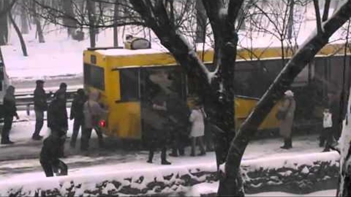 22 марта в Киеве пассажиры толкали автобус