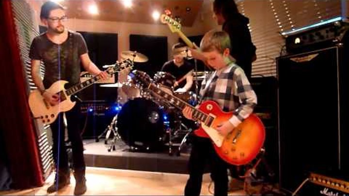 7 year old guitarist Harry jams with Carlos from The Crave at Newbury Rock School 7 year old guitarist Harry jams with Carlos from The Crave at Newbury Rock School