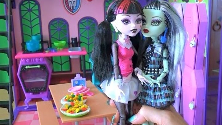 Видео с куклами Monster High Дракулаура и Френки готовят пиццу из Плей до в школе Монстер Хай