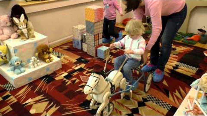 Моника играет с игрушкой Моника играет с игрушкой