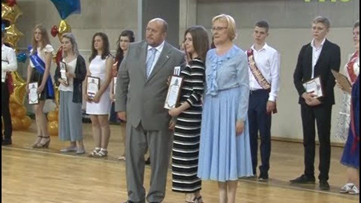 Наградили за успехи в учении. Глава Самары Елена Лапушкина вручила золотые медали выпускникам