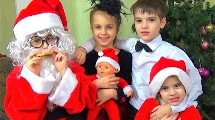 КАК МАЛЬЧИКИ ИГРАЮТ В КУКЛЫ - 4 БЕБИ БОРН с Мамой и Папой встречают НОВЫЙ ГОД. Дед Мороз для Куклы