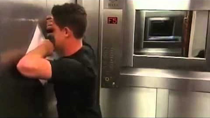 Она просто не выдержала и отсосала в лифте Она просто не выдержала и отсосала в лифте