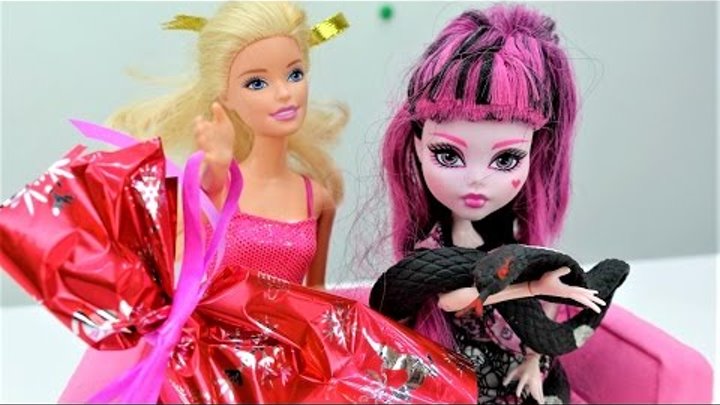 Игры для девочек с куклами #МОНСТЕР ХАЙ и #БАРБИ. Жизнь Барби и школа монстров. Новогодние подарки