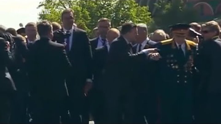 Охранники Путина оттолкнули ветерана, идущего рядом с ним