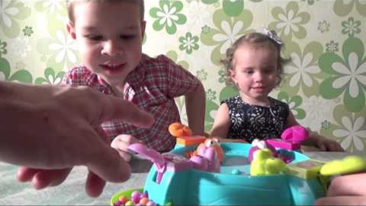 Играем всей семьей в настольную игру FROGS Playing a family Board game FROGS Играем всей семьей в настольную игру FROGS Playing a family Board game FROGS