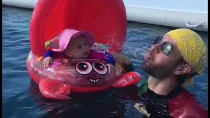 Энрике Иглесиас купается с дочерью Люси