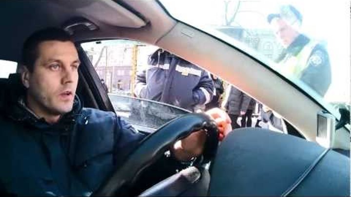 ГАИшник в центре Киева угрожает побить водителя