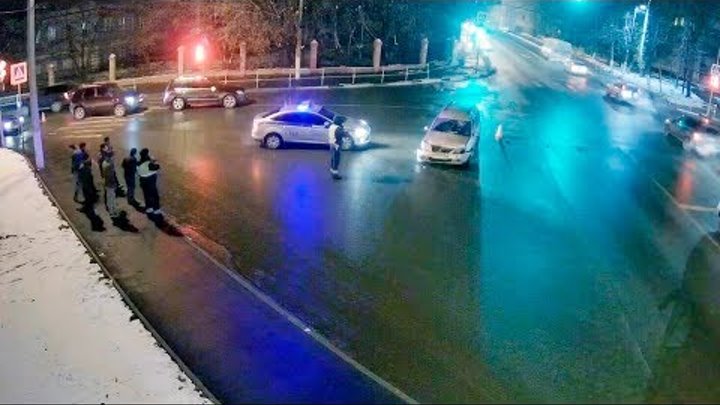 ДТП в Серпухове. Рванул на красный и ударил с разворотом... (видео со звуком). 27 октября 2017г.