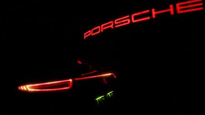 New Porsche 911 Carrera 4 - Two impressive red lines (full version) смотреть онлайн New Porsche 911 Carrera 4 - Two impressive red lines (full version)