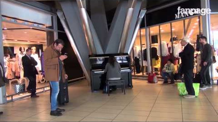 Un pianoforte nella stazione centrale di Napoli ed i passeggeri diventano musicisti