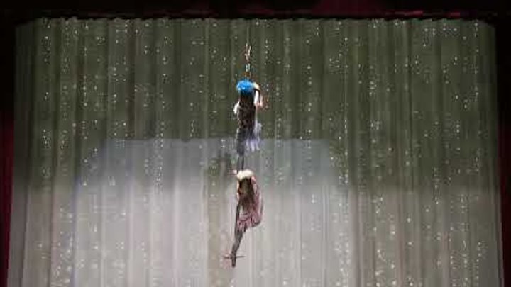 Воздушные гимнастки на бамбуке. Испирян Карина и Борисенкова Кристина