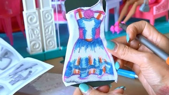 Видео с куклами Барби Раскрашиваем новое платье своими руками с помощью набора Barbie fashion design