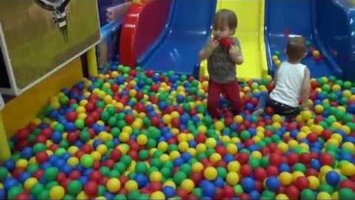 Катаемся с горки в бассейн из шариков игры для детей 2016 the pool of balls games for kids