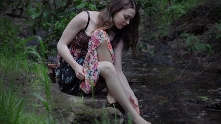 Осенью мастурбирует клитор у реки Осенью мастурбирует клитор у реки