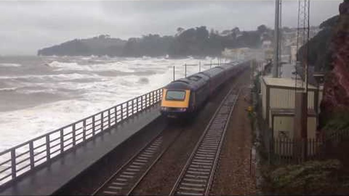 Поезд, проходящий через гигантский морской шторм (обязательно посмотри)