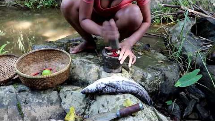 Survival skills Find big fish in river & Boiled on clay for food - Cooking big fish eating delicious