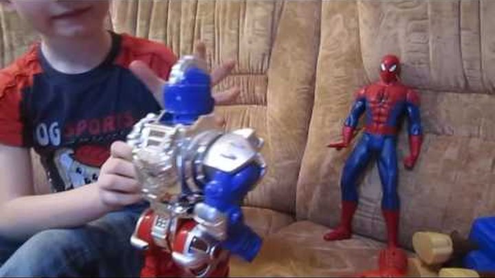 Человек паук и гонщик с роботом решили выяснить кто же сильнее?