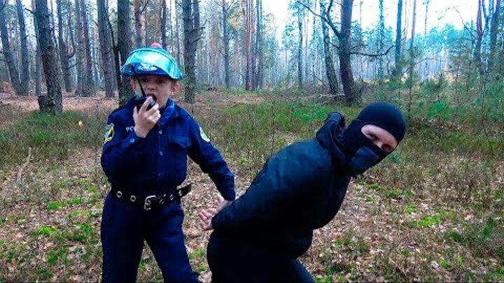 ПОЛИЦЕЙСКИЙ против БАНДИТА в Лесу - Даник и Игровой набор Полиции для Детей. Police Toys for Kids