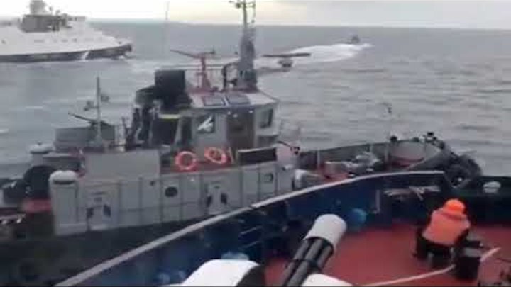 Переговоры моряков украинского буксира и российских пограничников в Азовском море.