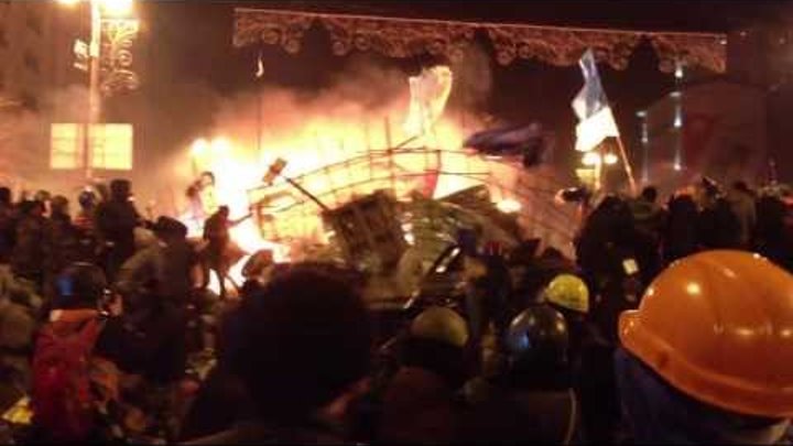 Атака БТР баррикады Майдана со стороны Европейской площади 18 февраля 2014