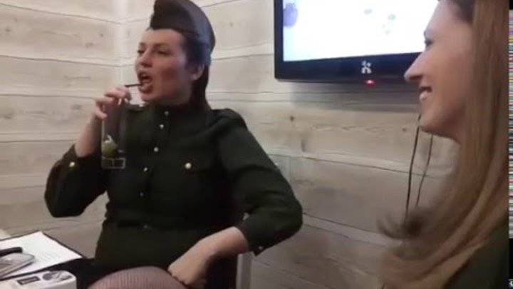 Телка раз за разом чешет себе пилотку Телка раз за разом чешет себе пилотку