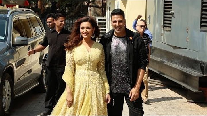 Akshay Kumar's MACHO ENTRY With Parineeti Chopra At Kesari Trailer Launch Akshay Kumar's MACHO ENTRY With Parineeti Chopra At Kesari Trailer Launch