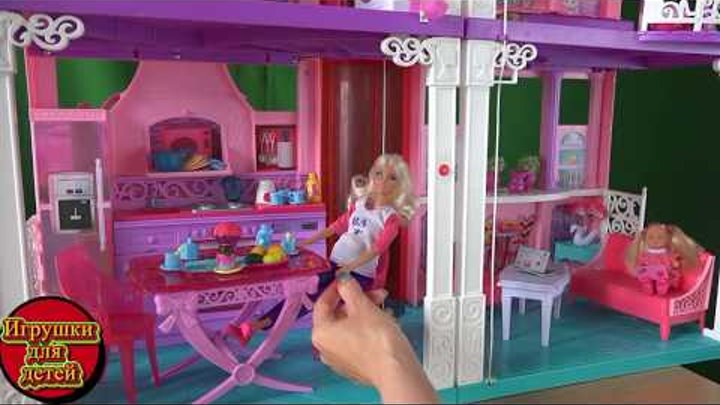 Видео с куклами Барби наконец родила дочку у доктора Кевина, Кен счастлив