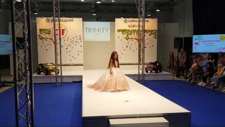 Показ детских платьев 2018 бренда TRINITY bride на выставке CJF Детская мода - осень 2017