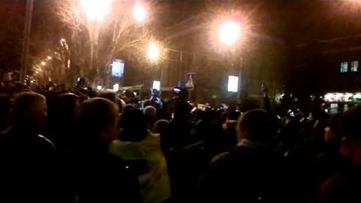 Ножи ультрас "Шахтера". Разгон провластного митинга в Донецке (05.03.14)